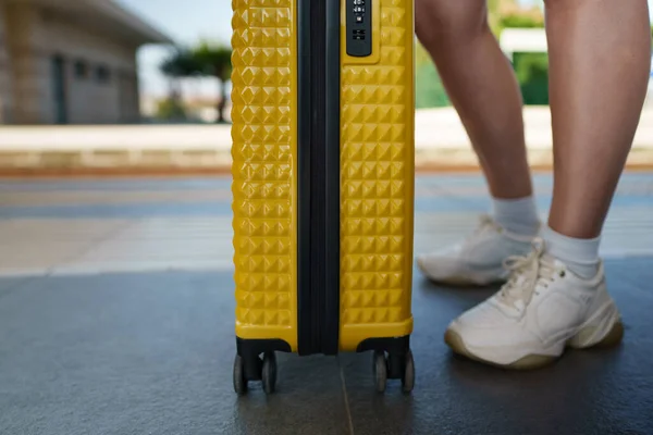 Woman Travel Suitcase Waiting Train — ストック写真