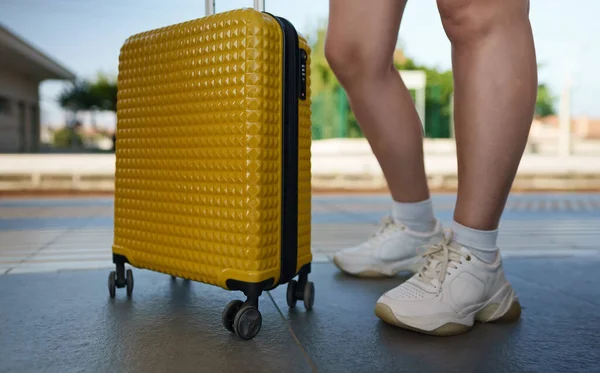 Woman Travel Suitcase Waiting Train — Zdjęcie stockowe