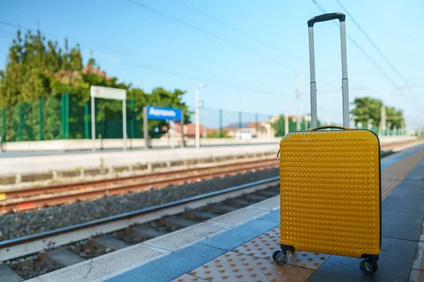 Forgotten Travel Bag Train Station — Stock Fotó