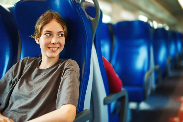 Девушка Подросток Наушниками Путешествующая Внутри Поезда — стоковое фото