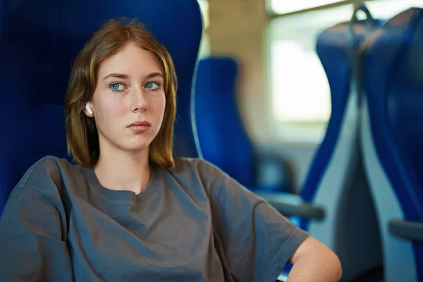 带着耳机在火车上旅行的少女 — 图库照片