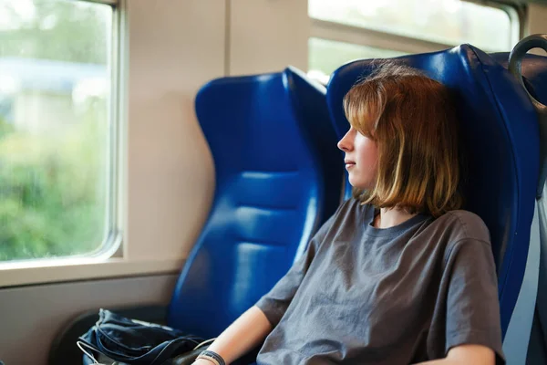 Εφηβικό Κορίτσι Που Ταξιδεύει Μέσα Στο Τρένο — Φωτογραφία Αρχείου
