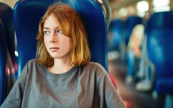 Trenin Içinde Seyahat Eden Genç Bir Kız — Stok fotoğraf