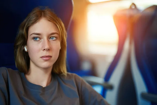 Tizenéves Lány Fülhallgatóval Utazik Vonaton — Stock Fotó