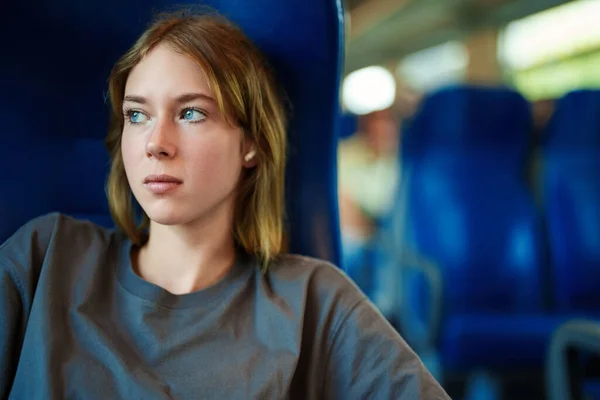 Kulaklıklı Genç Kız Trenin Içinde Seyahat Ediyor — Stok fotoğraf