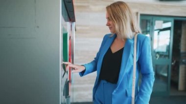 İtalya 'dan tren bileti alan bir kadın..