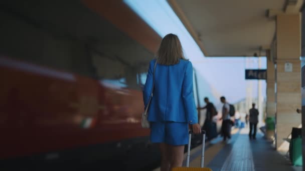 Kobieta Idzie Wzdłuż Peronu Stacji Kolejowej — Wideo stockowe
