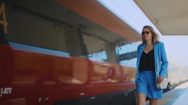 Kobieta Idzie Wzdłuż Peronu Stacji Kolejowej — Wideo stockowe