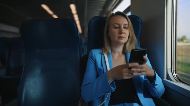 Mulher Fato Negócios Viajar Comboio — Vídeo de Stock