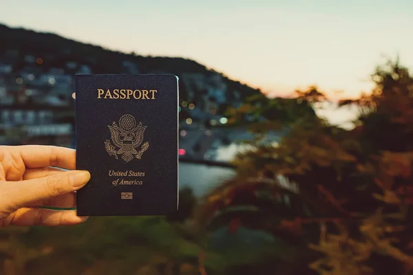 Γυναίκα Που Κατέχει Αμερικανικό Διαβατήριο Στο Πλαίσιο Μιας Τροπικής Χώρας — Φωτογραφία Αρχείου