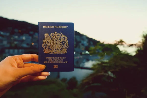 Frau Mit Britischem Pass Vor Der Kulisse Eines Tropischen Landes — Stockfoto