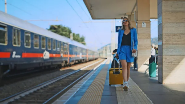 Жінка Валізою Йде Платформі Вокзалі — стокове фото