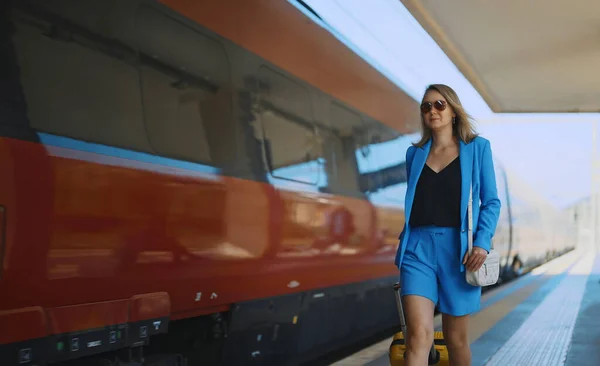 Donna Cammina Lungo Binario Alla Stazione Ferroviaria — Foto Stock
