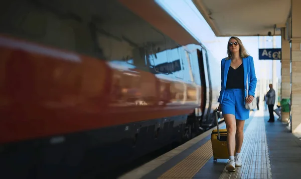 Mujer Camina Por Plataforma Estación Tren — Foto de Stock