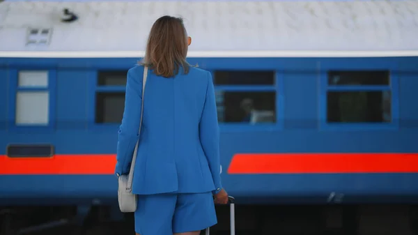 Frau Blickt Auf Vorbeifahrenden Zug — Stockfoto
