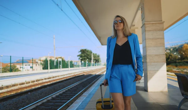 Kvinna Med Resväska Promenader Längs Plattformen Vid Järnvägsstationen — Stockfoto