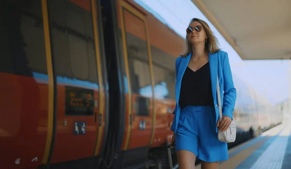 Mujer Camina Por Plataforma Estación Tren — Foto de Stock
