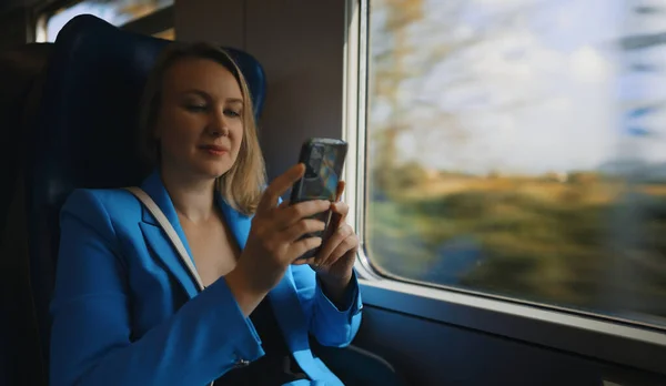 穿西装坐火车旅行的妇女 — 图库照片