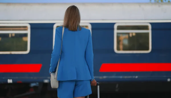 Kvinnan Tittar Ett Tåg Som Passerar — Stockfoto