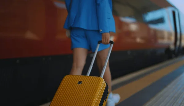 Женщина Ходит Платформе Вокзале — стоковое фото