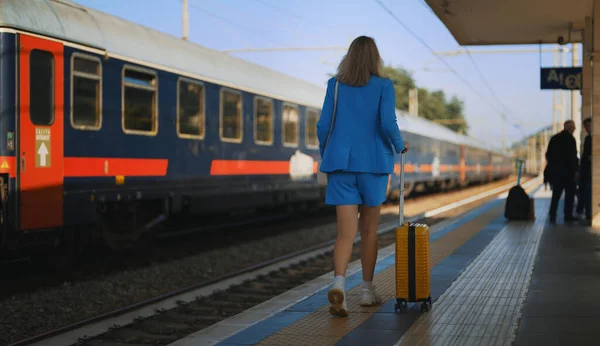 가방을 여자가 기차역의 연단을 다닌다 — 스톡 사진