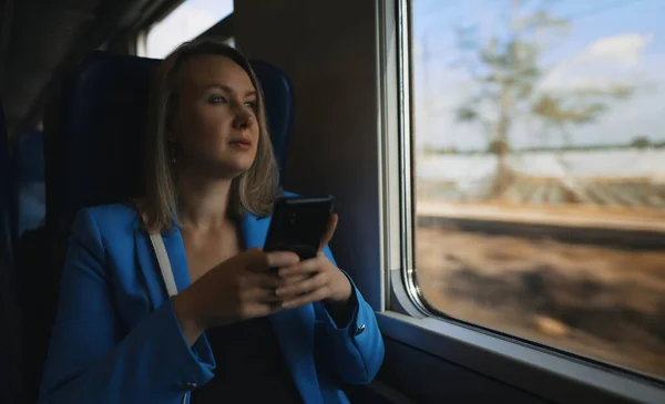 Mujer Traje Negocios Viajando Tren — Foto de Stock