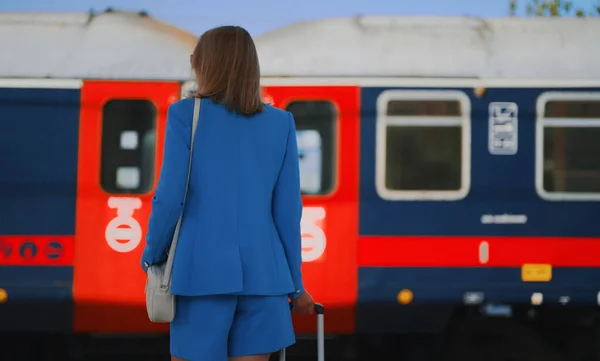 Frau Blickt Auf Vorbeifahrenden Zug — Stockfoto