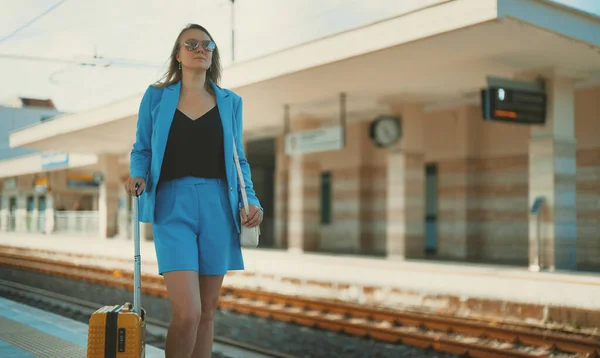 Woman Travel Suitcase Waiting Train — 스톡 사진