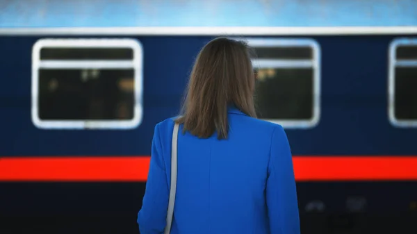 Kadın Geçen Bir Trene Bakıyor — Stok fotoğraf