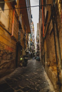 İtalya 'da evleri olan tipik bir sokak.