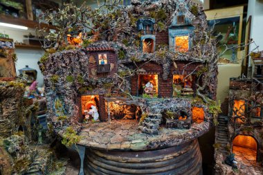 İtalyan el yapımı kağıt hamurlu evler..