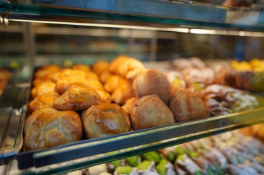 Dükkanda taze hamur işleri sergileniyor..