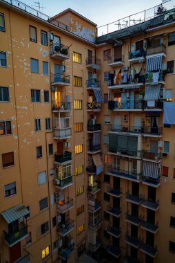 İtalya 'da kuyu şeklinde bir apartman..