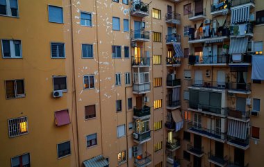 İtalya 'da kuyu şeklinde bir apartman..