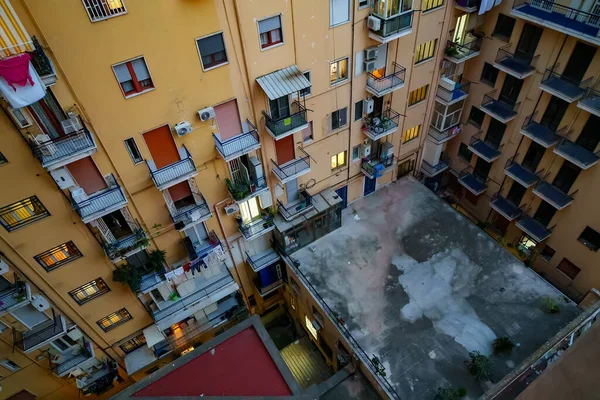 Κτίριο Διαμέρισμα Μορφή Ενός Φρεατίου Στην Ιταλία — Φωτογραφία Αρχείου
