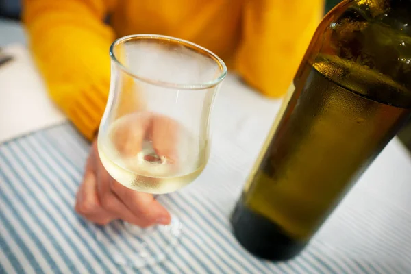 Kvinna Dricker Vitt Hemlagat Vin Restaurang — Stockfoto