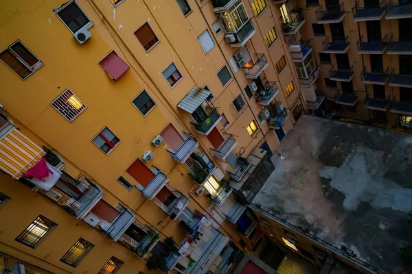意大利以水井形式建造的公寓楼 — 图库照片