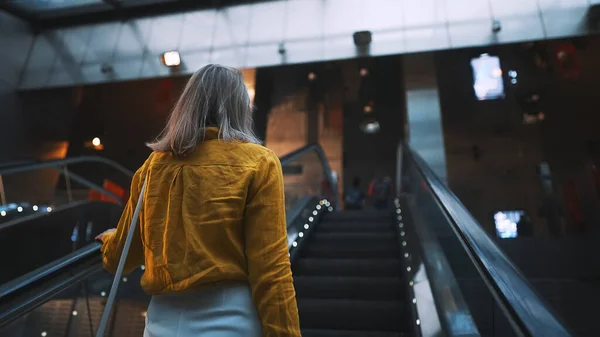 乘地铁自动扶梯的女人 — 图库照片