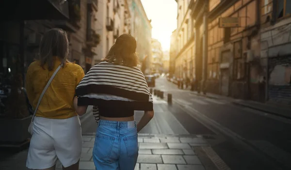 Δύο Γυναίκες Περπατούν Στην Καλοκαιρινή Πόλη Πίσω Όψη — Φωτογραφία Αρχείου