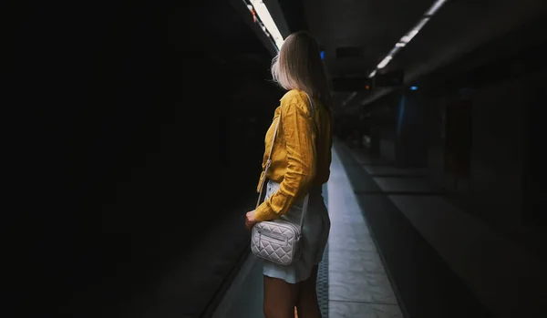 Женщина Ждет Поезд Метро Метро — стоковое фото