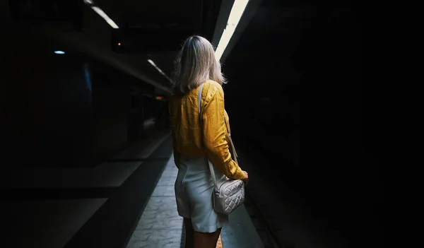 Γυναίκα Περιμένει Μετρό Τρένο Στο Μετρό — Φωτογραφία Αρχείου