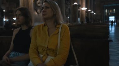 Büyük bir Katolik katedralinde aile..