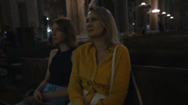 Büyük bir Katolik katedralinde aile..