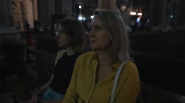 Büyük bir Katolik katedralinde aile..