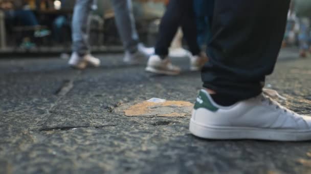 Sokakta Yürüyen Insanlar Düşük Açı — Stok video