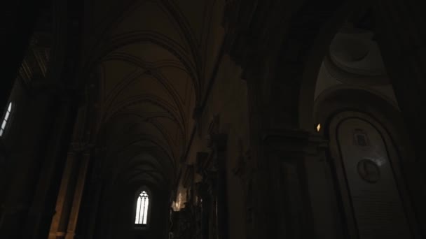 Италия Неаполь 2022 Внутри Собора Успения Марии — стоковое видео