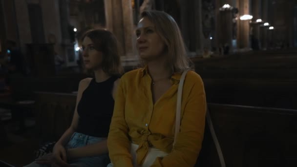 Familie Einer Großen Katholischen Kathedrale — Stockvideo