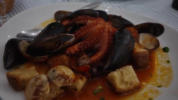 토마토 소스에 해산물 크루통을 곁들인 옥토퍼스 — 비디오