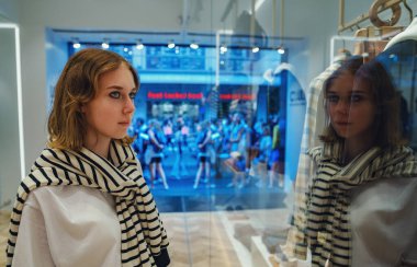 Moda mağazasında genç bir kız..