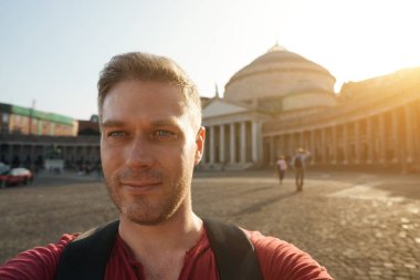 Erkek turist Piazza del Plebiscito 'da selfie çekiyor..